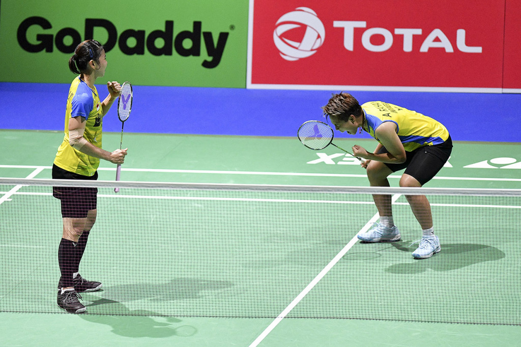 Ganda Putri Indonesia Apriyani Rahayu (kanan) dan Greysia Polii meluapkan kegembiraan setelah mengalahkan ganda putri Bulgaria Gabriela Stoeva dan Stefani Stoeva pada babak ketiga Kejuaraan Dunia Bulu Tangkis 2019 di St. Jakobshalle, Basel, Swiss. 
