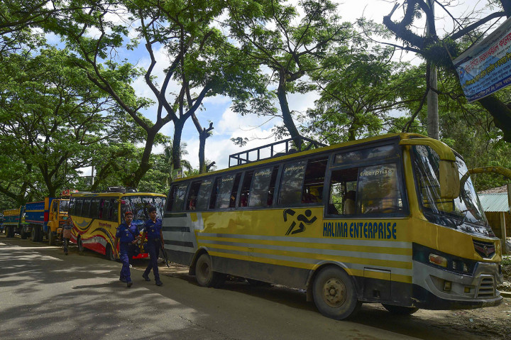 Lima bus dan 10 truk yang disiapkan Pemerintah Bangladesh untuk memulangkan pengungsi Muslim Rohingya ke Myanmar berada di kamp pengungsi Shalbagan di Teknaf, Kamis, 22 Agustus 2019.
