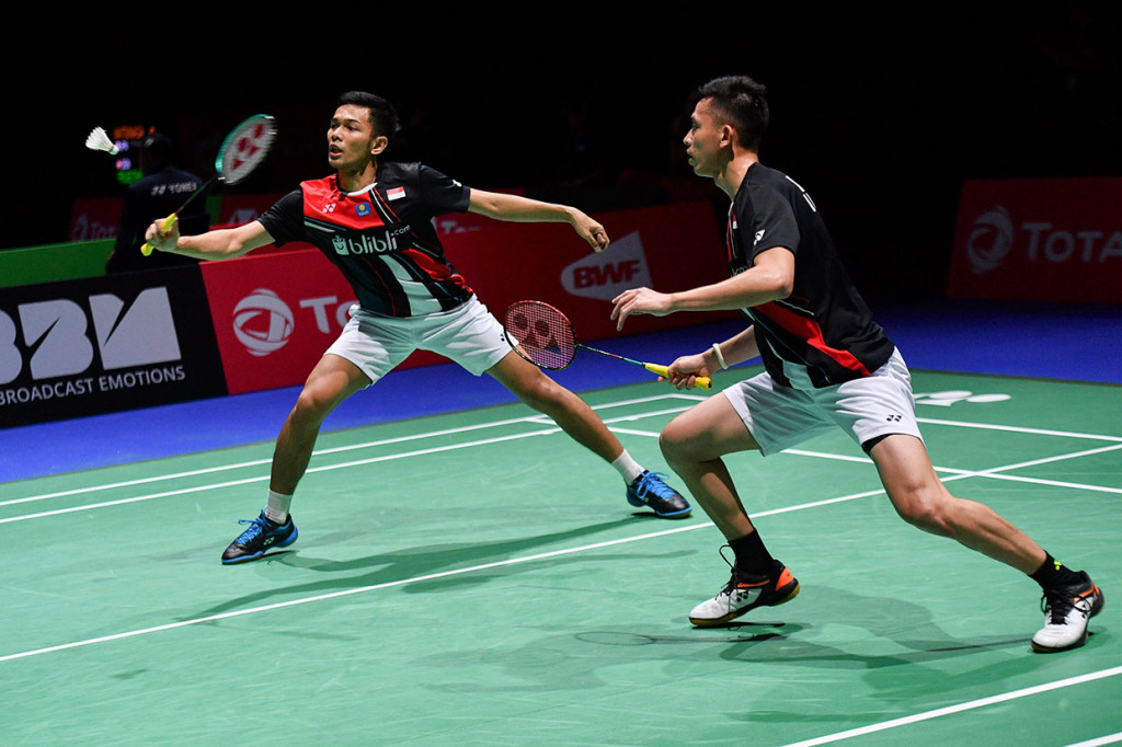 Ganda putra Indonesia Fajar Alfian (kiri) dan Muhammad Rian Ardianto berusaha mengembalikan kok ke ganda putra Malaysia Goh V Shem dan Tan Wee Kiong pada babak ketiga Kejuaraan Dunia Bulu Tangkis 2019 di St. Jakobshalle, Basel, Swiss, Kamis, 22 Agustus 2019.