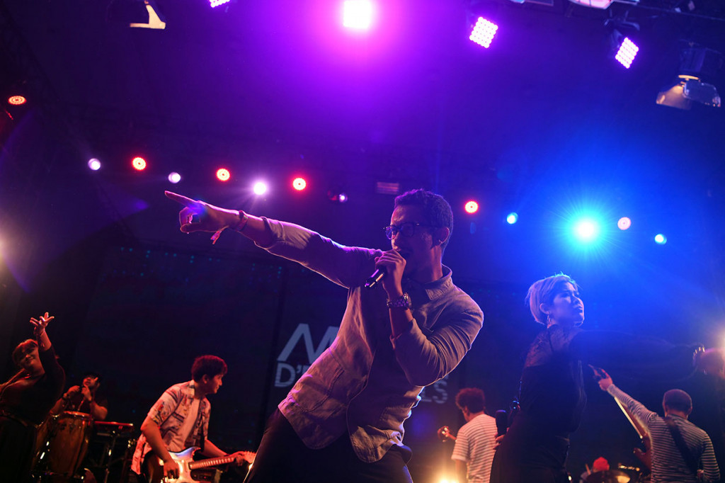 Maliq & D'Essentials tampil di gelaran Road to Soundrenaline di Surabaya.  Grup musik tersebut sekaligus mempromosikan single terbaru mereka 'Senja Teduh Pelita' yang mereka luncurkan Maret lalu. Para penggemar ikut bernyanyi saat lagu tersebut mengalun. Beberapa lagu yang akrab di telinga pendengar juga mereka bawakan, seperti 'Setapak Sriwedari', 'Dia', 'Terlalu', dan 'Terdiam'. 