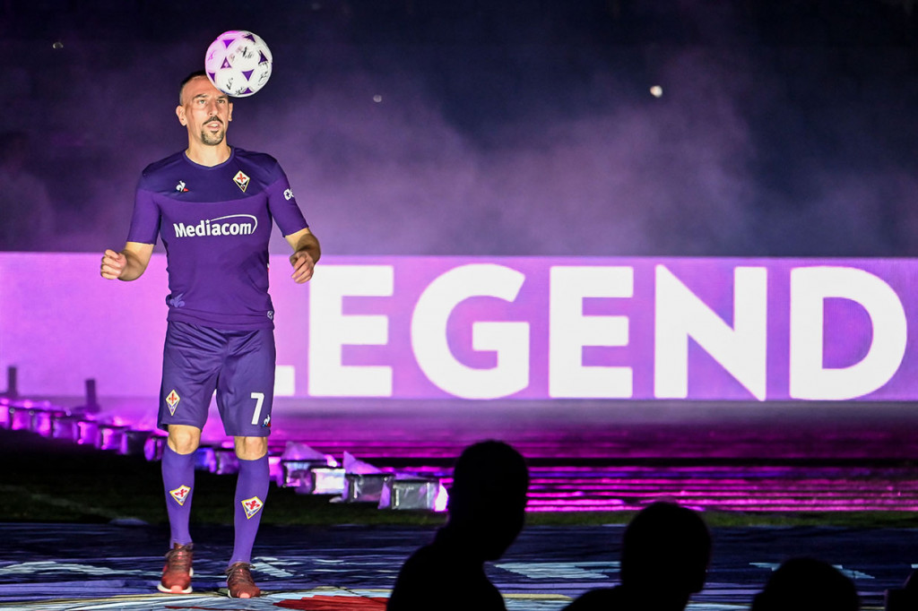 Gelandang sarat pengalaman yang masuk ke stadion dengan jersey La Viola lengkap dengan nomor punggung 7 tersebut kemudian unjuk kebolehan melakukan olah bola.