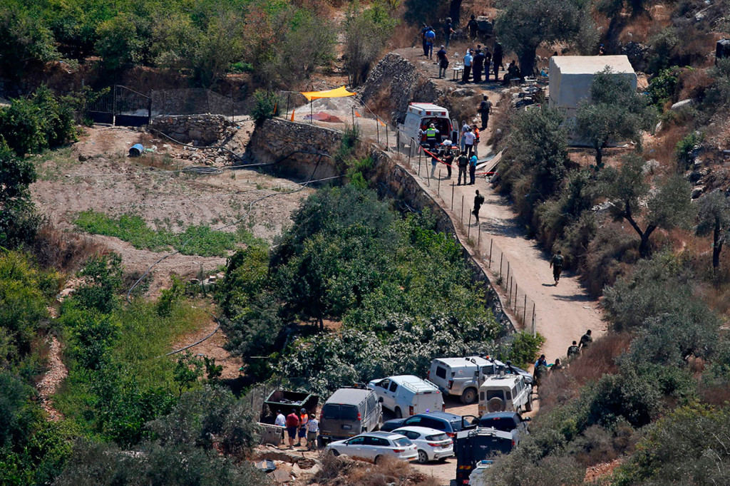 Sebuah ambulans dan pasukan keamanan Israel berkumpul di lokasi di mana sebuah ledakan terjadi di dekat pemukiman Israel, Dolev di Tepi Barat yang diduduki, pada Jumat, 23 Agustus 2019.