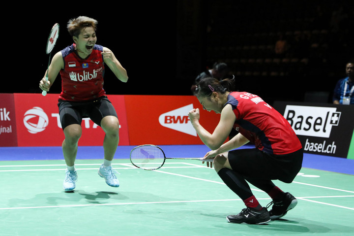 Ganda putri Indonesia Greysia Polii (kanan) dan Apriyani Rahayu meluapkan kegembiraan usai menundukkan pasangan Tiongkok Chen Qing Chen dan Jia Yi Fan pada babak perempat final Kejuaraan Dunia Bulu Tangkis 2019 di St. Jakobshalle, Basel, Swiss, Jumat, 23 Agustus 2019.