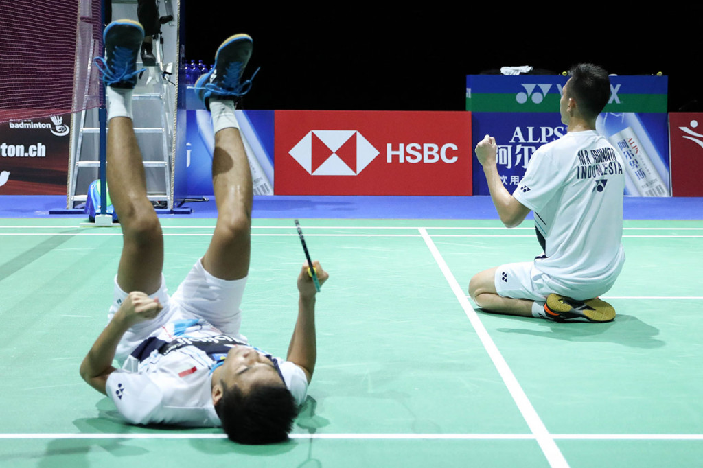 Ganda Indonesia Fajar Alfian/Muhammad Rian Ardianto melakukan selebrasi usai menundukkan ganda putra Korea Selatan Choi Solgyu/Seo Seung Jae pada pertandingan terakhir perempat final di St. Jakobshalle Basel, Swiss, Jumat, 23 Agustus 2019 malam.
