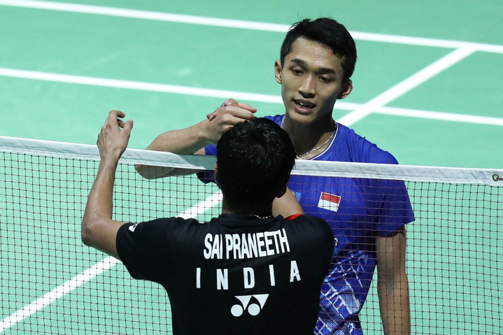 Tunggal putra Indonesia Jonatan Christie memberikan selamat kepada lawannya asal India Sai Praneeth Bhamidipati usai laga babak perempat final Kejuaraan Dunia Bulu Tangkis BWF 2019 di St. Jakobshalle Basel, Swiss, Jumat, 23 Agustus 2019. Dok: PBSI