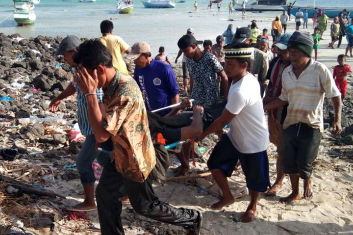 Warga mengevakuasi korban Kapal Ro-Ro KM Santika Nusantara yang terbakar di Pulau Masalembu, Sumenep, Jawa Timur. Kamis, 23 Agustus 2019. Hingga Jumat, 24 Agustus 2019 pukul 16;00 WIB jumlah korban tewas akibat terbakarnya kapal nahas tersebut mencapai tiga orang. Antara Foto/Polres Sumenep