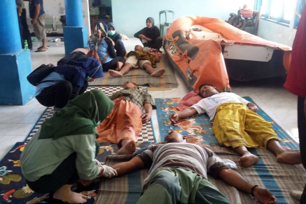 Korban Kapal Ro-Ro KM Santika Nusantara rute Surabaya-Balikpapan yang terbakar dievakuasi ke Pulau Masalembu, Sumenep, Jawa Timur, Kamis, 22 Agustus 2019. Dari 162 orang yang ada di kapal itu, 139 di antaranya selamat dan 23 lainnya belum ditemukan. Antara Foto/BASARNAS