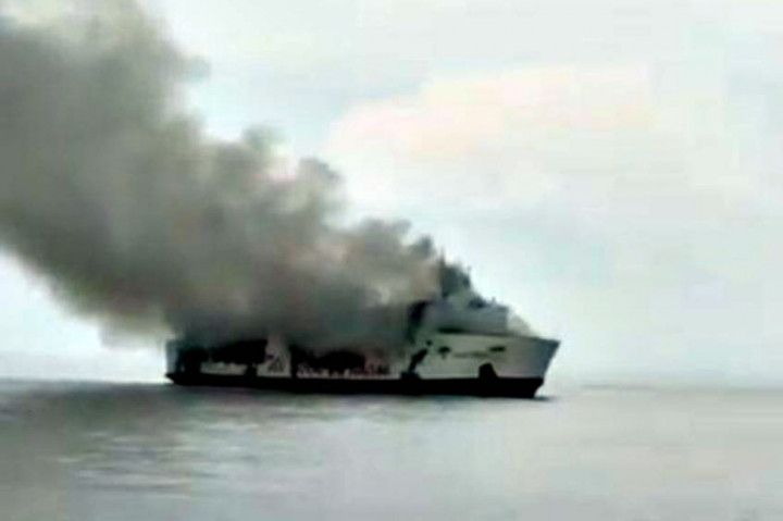 KM Santika Nusantara dilaporkan terbakar di perairan Masalembu pada Kamis, 22 Agustus sekitar pukul 20.45 WIB, saat berlayar dari Surabaya menuju Banjarmasin, Kalimantan Selatan. Kapal penumpang jenis roro itu mengangkut 84 kendaraan serta 162 orang yang terdiri atas 111 penumpang dan 51 anak buah kapal menurut data yang dirilis Humas Polres Sumenep. Antara Foto/BASARNAS