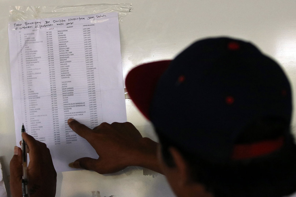 Warga mencari nama kerabatnya di Posko Terpadu Penanganan Korban KM Santika Nusantara di Gapura Surya Nusantara, Pelabuhan Tanjung Perak, Surabaya, Jawa Timur, Jumat, 23 Agustus 2019. Antara Foto/Didik Suhartono