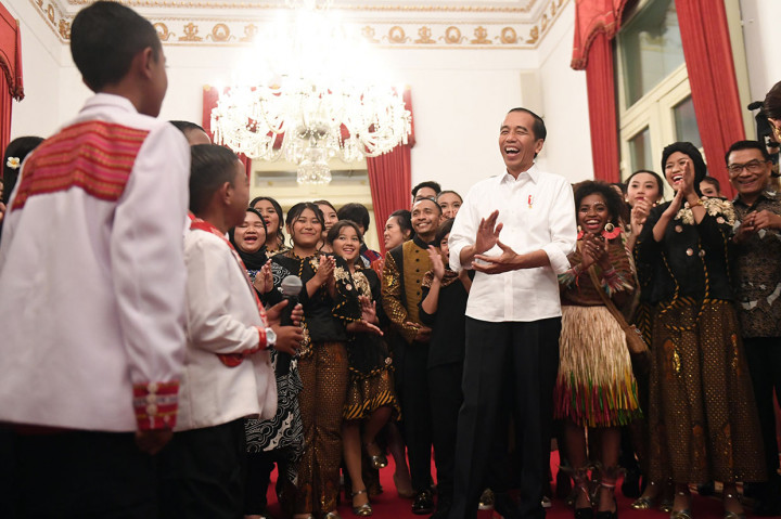 Presiden Joko Widodo menyapa musisi-musisi muda Indonesia yang akan tampil dalam konser bertajuk 'Talenta Muda Bhineka Tunggal Ika' di Istana Negara, Jakarta, Jumat, 23 Agustus 2019.