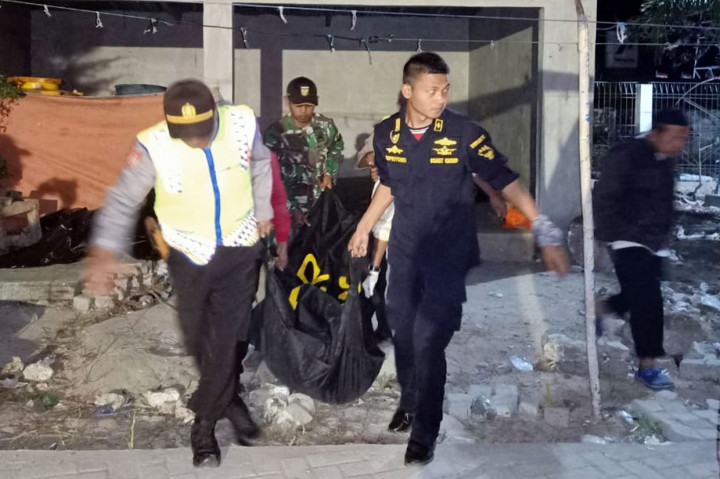 Petugas memindahkan tiga jenazah korban terbakarnya KM Santika Nusantara di Pulau Masalembu, Sumenep, Jawa Timur, Sabtu, 24 Agustus 2019 dini hari. Ketiga jenazah selanjutnya akan dibawa menuju Surabaya.