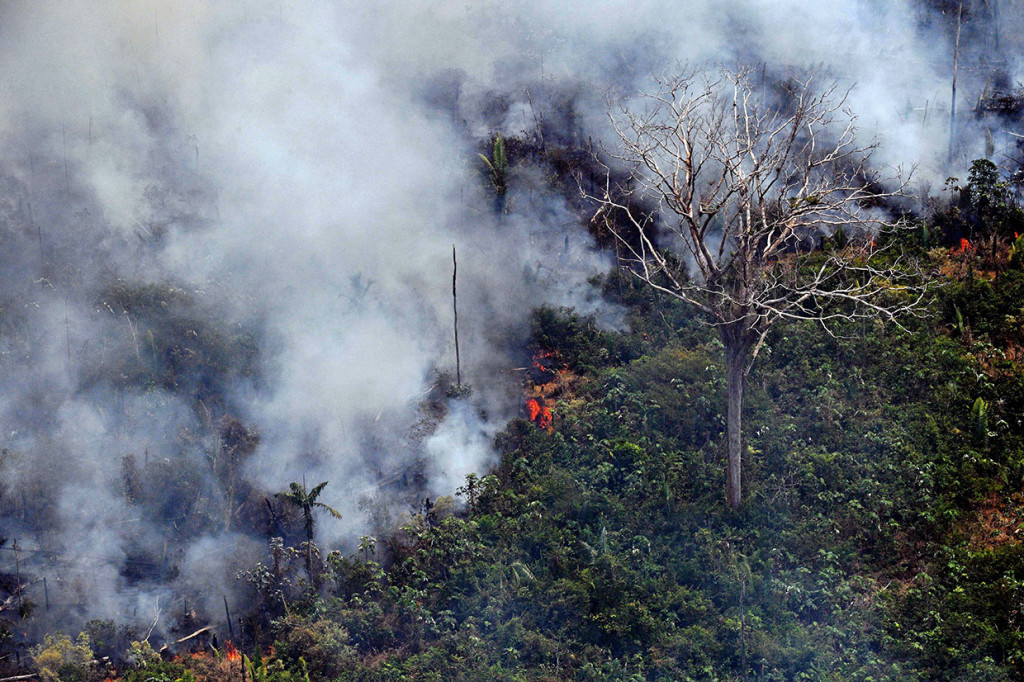 Kebakaran hebat melanda hutan hujan Amazon, sekitar 65 km dari Porto Velho, negara bagian Rondonia, Brasil utara, Jumat, 23 Agustus 2019 waktu setempat.