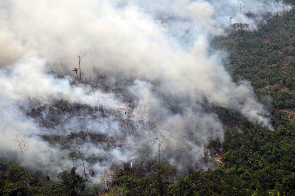 Presiden Brasil Jair Bolsonaro mengatakan, Jumat, tentara dapat dikerahkan untuk memadamkan kebakaran yang melanda hutan hujan tropis Amazon.    Sementara itu, masyarakat internasional mengeluarkan kecaman dan seruan agar tindakan segera diambil untuk mengatasi krisis tersebut. 