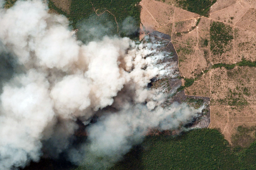 Luasnya kebakaran hutan Amazon dapat terlihat dari luar angkasa, dan membawa kekhawatiran yang dalam mengingat bencana itu dapat memicu lonjakan emisi karbon secara global.