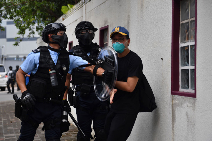 Polisi anti huru-hara Hong Kong memaksa seorang pengunjuk rasa untuk menyikir di Kowloon Bay, Sabtu, 24 Agustus 2019.