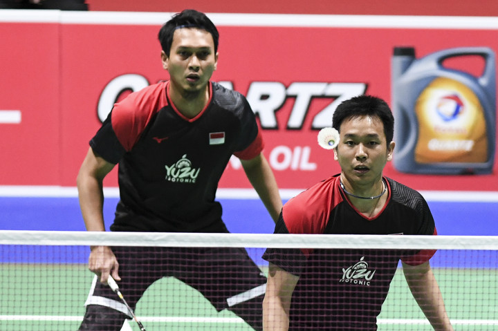 Pebulu tangkis ganda putra Indonesia Hendra Setiawan (kanan) dan Mohammad Ahsan (kanan) berusaha mengembalikan kok ke ganda putra Indonesia Fajar Alfian dan Muhammad Rian Ardianto pada babak semifinal Kejuaraan Dunia Bulu Tangkis 2019 di St. Jakobshalle, Basel, Swiss.