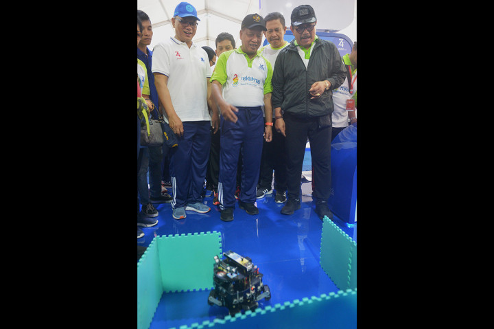 Menteri Riset, Teknologi, dan Pendidikan Tinggi Mohamad Nasir (tengah) bersama Wakil Gubernur Bali Tjokorda Oka Artha Ardana Sukawati (kanan) melihat robot pemadam kebakaran dalam Ritech Expo 2019 yaitu rangkaian peringatan Hari Kebangkitan Teknologi Nasional (Hakteknas) ke-24 di Denpasar, Bali.