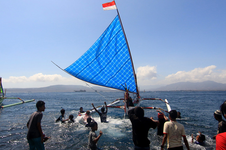 Peserta mengikuti perlombaan perahu layar di Pantai Ketapang, Banyuwangi, Jawa Timur.