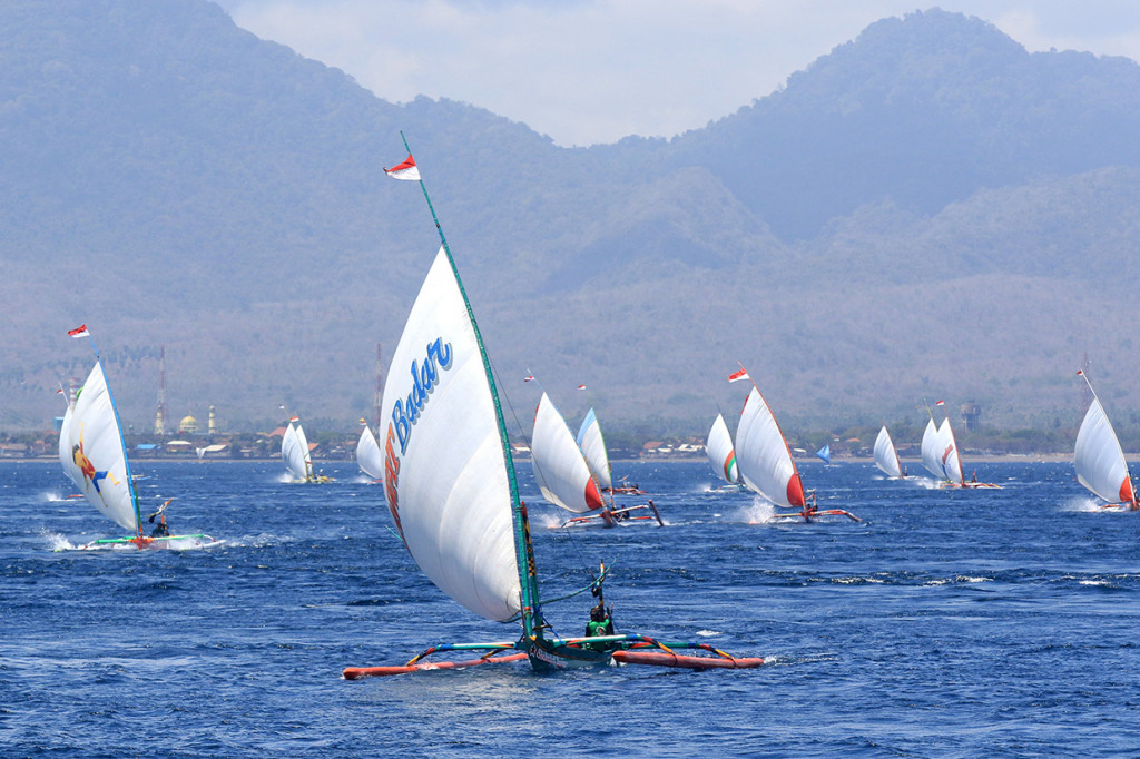 Perlombaan ini diikuti oleh ratusan nelayan di Perairan Selat Bali.