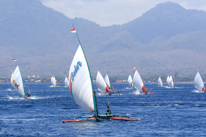 Perlombaan ini diikuti oleh ratusan nelayan di Perairan Selat Bali.