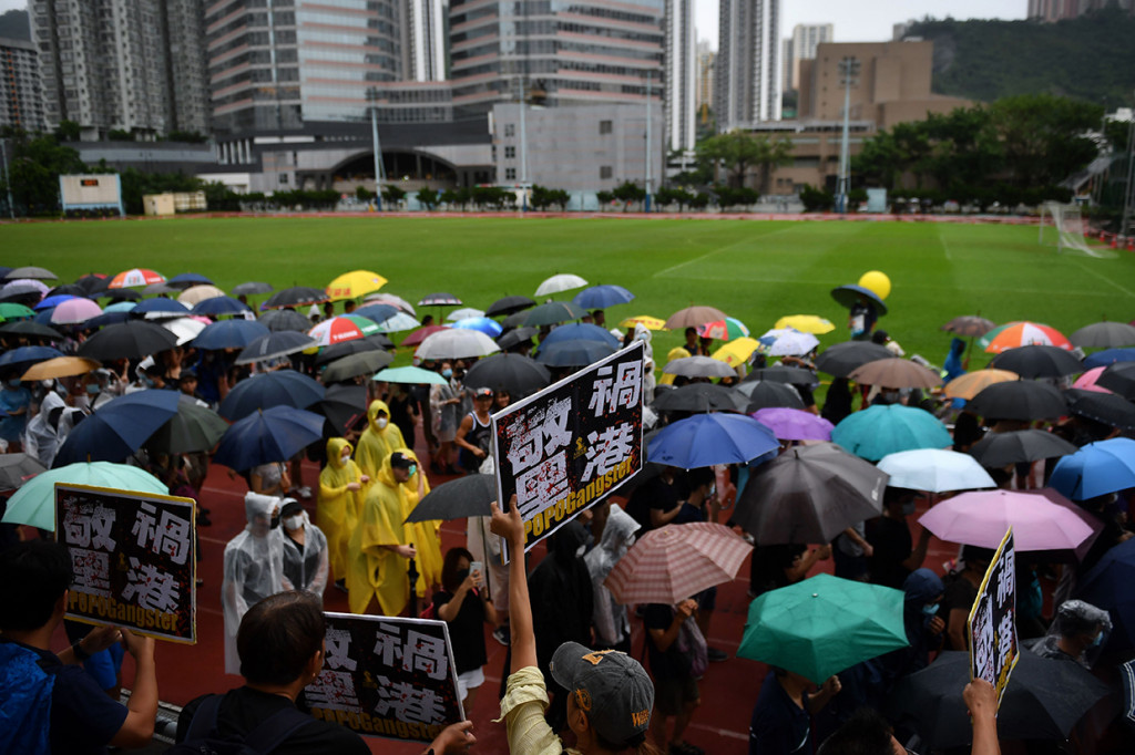 Setelah bentrokan terjadi pada aksi Sabtu, 24 Agustus 2019, para demonstran Hong Kong kembali berkumpul di sebuah stadion di kota tersebut. Afp Photo/Lilian Suwanrumpha