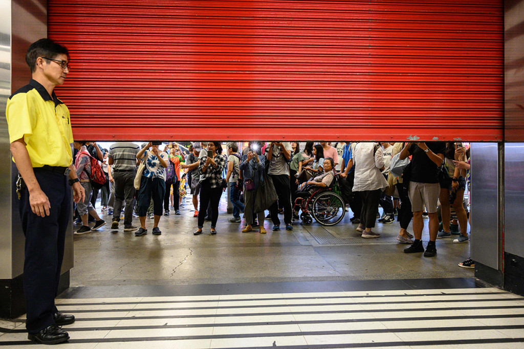 Kereta metro Hong Kong, MTR adalah fasilitas bisnis terbaru yang kena protes publik setelah tunduk atas tuduhan media publik Tiongkok yang menyebut MTR membantu pemrotes ke lokasi demonstrasi. Afp Photo/Philip Fong