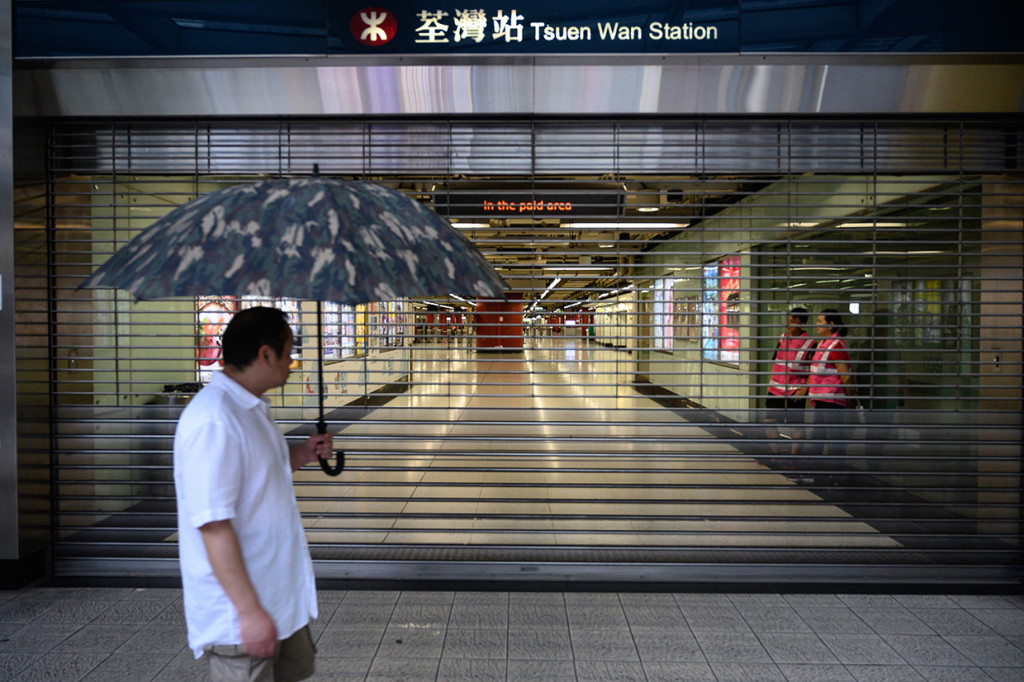 Pihak MTR mengatakan akan menutup stasiun dekat dengan lokasi utama demonstrasi di Tsuen Wan. Penutupan ini jadi yang kedua kalinya berturut-turut. Afp Photo/Philip Fong