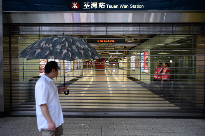 Pihak MTR mengatakan akan menutup stasiun dekat dengan lokasi utama demonstrasi di Tsuen Wan. Penutupan ini jadi yang kedua kalinya berturut-turut. Afp Photo/Philip Fong