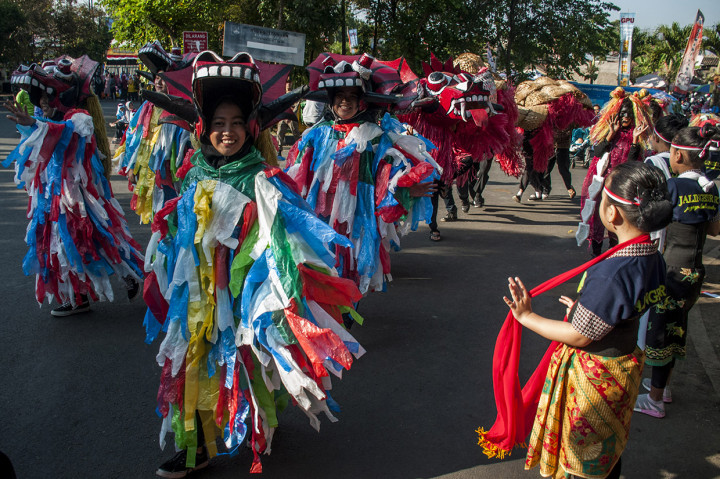 Warga menggunakan kostum unik saat mengikuti Kirab Budaya Kariaan Agustusan di Kawasan Hari Bebas Kendaraan, Cimahi, Jawa Barat. Kirab Budaya yang diikuti oleh sejumlah pelaku seni di Kota Cimahi tersebut sebagai ajang memperingati HUT Ke-74 Kemerdekaan RI yang menampilkan sejumlah kostum berbahan limbah. Antara Foto/Novrian Arbi