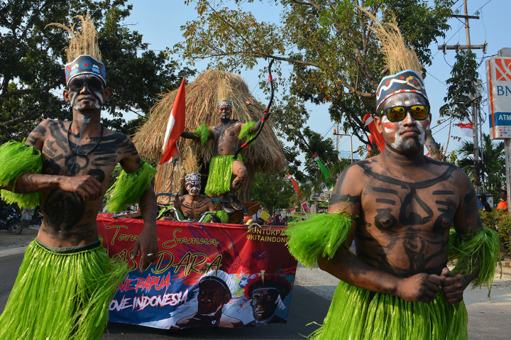 Peserta mengikuti pawai karnaval HUT ke-74 kemerdekaan RI di Bakalanpule, Kecamatan Tikung, Kabupaten Lamongan, Jawa Timur. Antara Foto/Syaiful Arif
