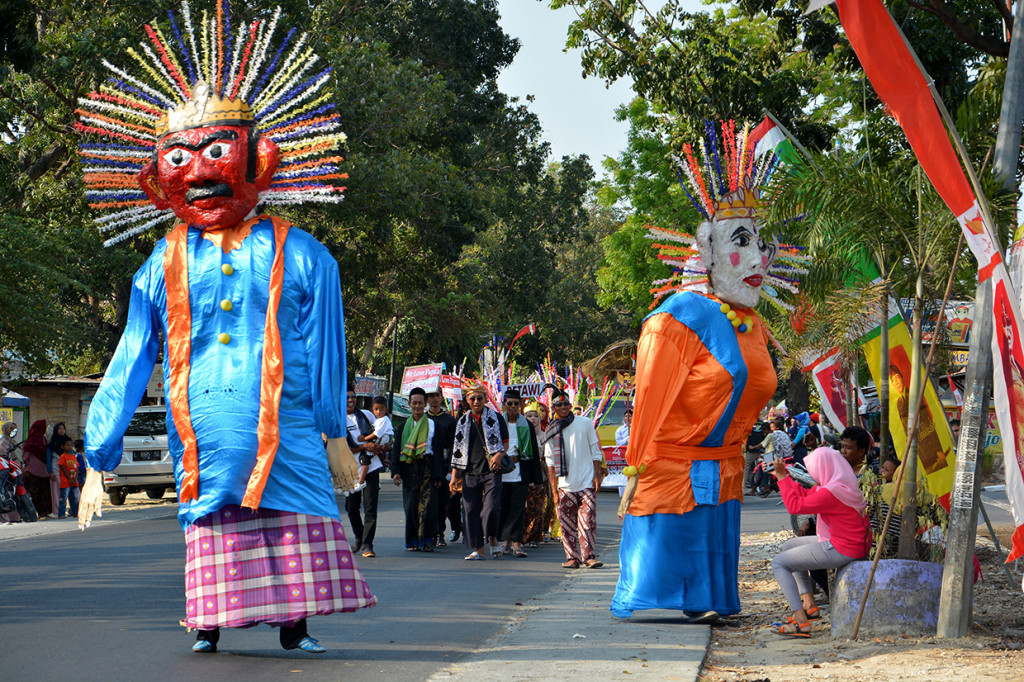 Karnaval HUT kemerdekaan yang menampilkan beragam kostum dari berbagai suku di Indonesia tersebut untuk menjaga rasa nasionalisme serta sikap toleransi. Antara Foto/Syaiful Arif