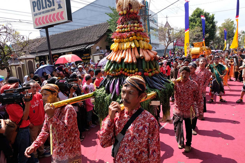 Sejumlah peserta mengusung gunungan Palawija saat Parade Seni Merdeka di jalan utama kota Temanggung, Jateng. Antara Foto/Anis Efizudin