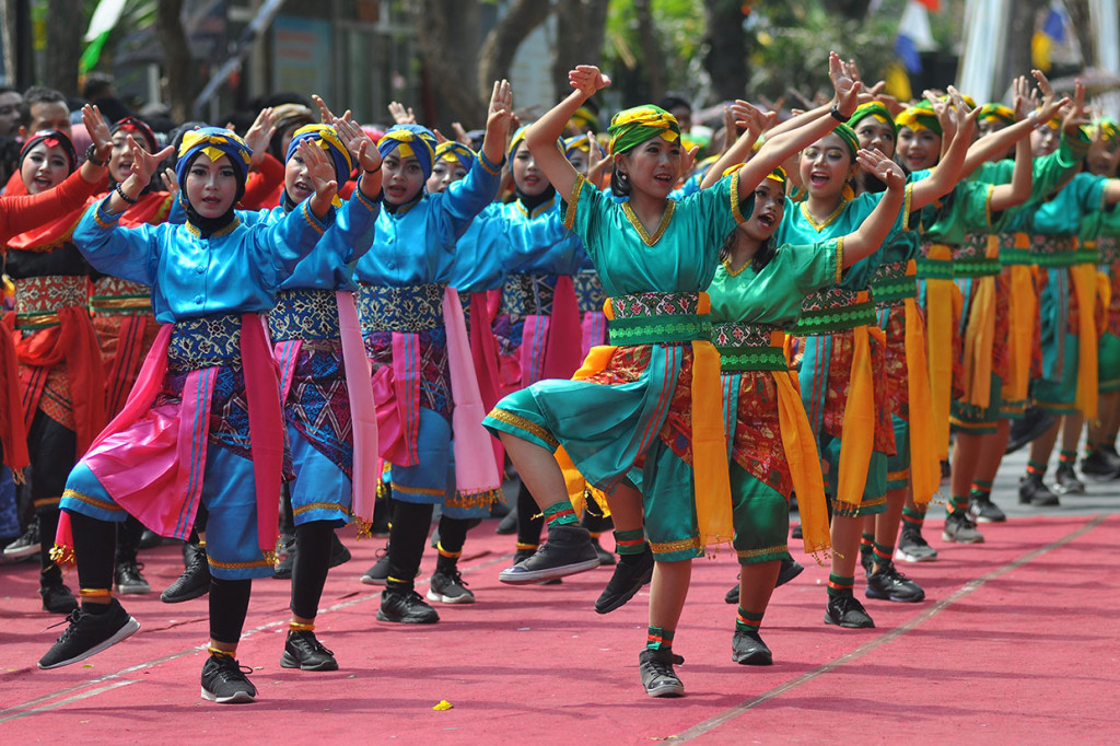 Parade seni budaya dalam rangkaian memeriahkan HUT ke-74 Kemerdekaan RI tersebut diikuti puluhan kelompok seni tradisional maupun modern yang melibatkan sedikitnya 1.800 penampil. Antara Foto/Anis Efizudin
