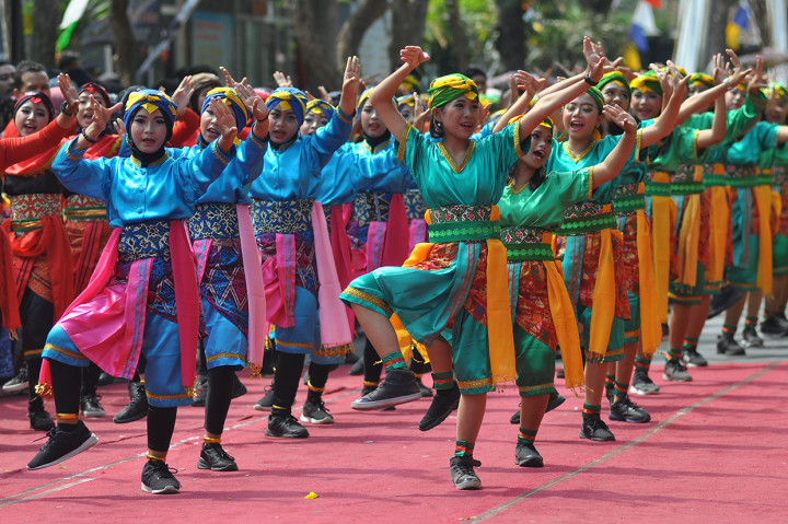 Parade seni budaya dalam rangkaian memeriahkan HUT ke-74 Kemerdekaan RI tersebut diikuti puluhan kelompok seni tradisional maupun modern yang melibatkan sedikitnya 1.800 penampil. Antara Foto/Anis Efizudin