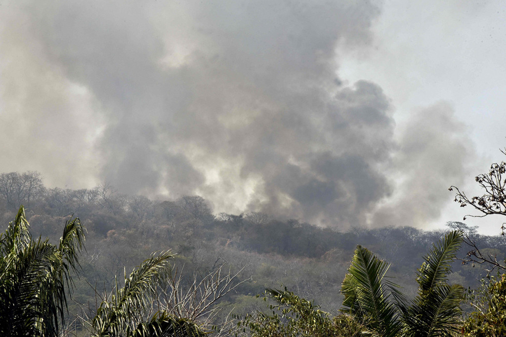 Awan asap terlihat di atas area yang terbakar setelah kebakaran di hutan hujan Amazon, di Novo Progresso, Brasil. Afp Photo/Aizar Raldes