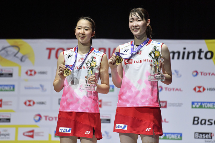 Ganda Putri Jepang Mayu Matsumoto (kanan) dan Wakana Nagahara menunjukkan medali di atas podium seusai mengalahkan ganda putri Jepang Yuki Fukushima dan Sayaka Hirota pada babak final Kejuaraan Dunia Bulu Tangkis 2019 di St. Jakobshalle, Basel, Swiss.