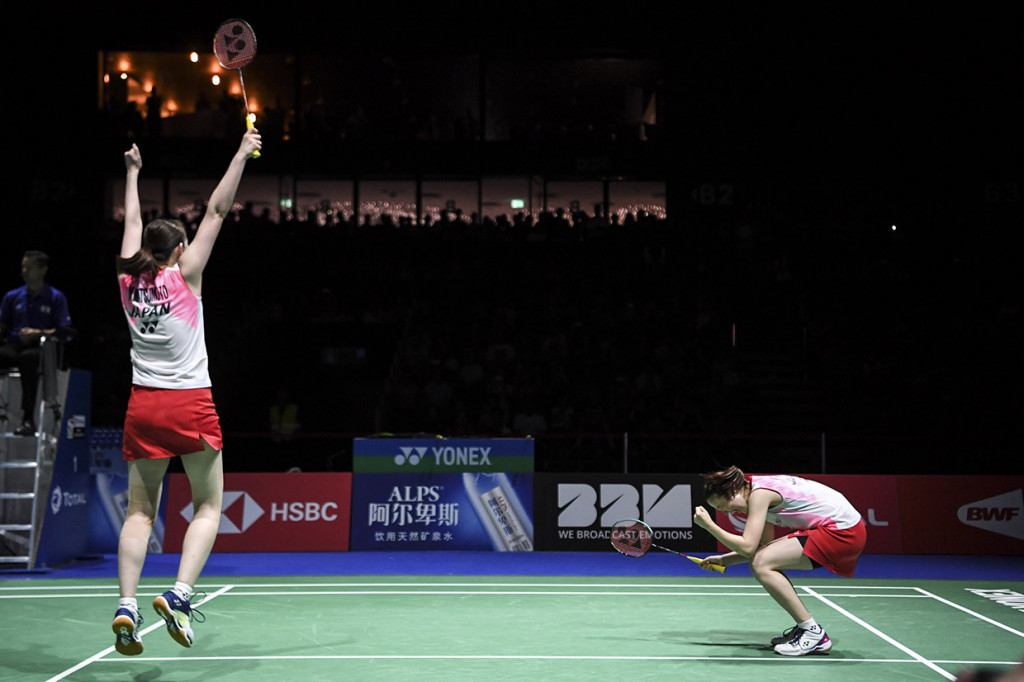 Ganda Putri Jepang Mayu Matsumoto (kiri) dan Wakana Nagahara melakukan selebrasi seusai mengalahkan ganda putri Jepang Yuki Fukushima dan Sayaka Hirota pada babak final Kejuaraan Dunia Bulu Tangkis 2019 di St. Jakobshalle, Basel, Swiss.