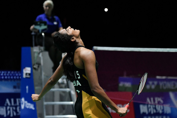 Tunggal Putri India Pusarla Venkata Sindhu merebut gelar Kejuaraan Dunia Bulu Tangkis 2019, setelah mengalahkan wakil Jepang Nozomi Okuhara.