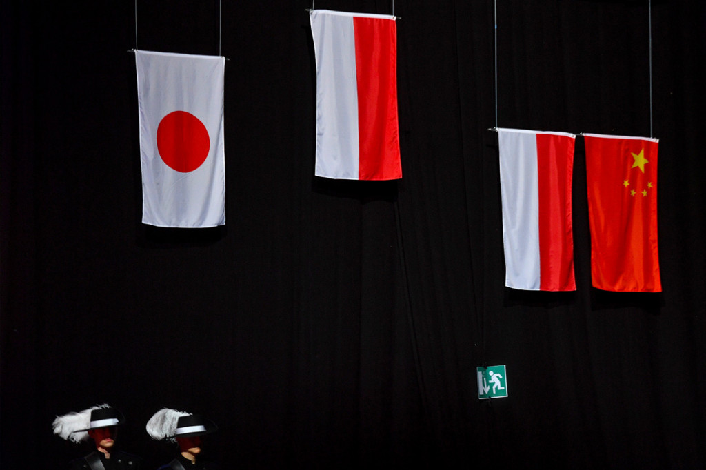 Bendera Merah Putih dikibarkan saat prosesi penyerahan medali emas untuk ganda putra Indonesia Hendra Setiawan dan Mohammad Ahsan usai mengalahkan ganda putra Jepang Takuro Hoki dan Yugo Kobayashi pada babak final Kejuaraan Dunia Bulu Tangkis 2019 di St. Jakobshalle, Basel, Swiss.