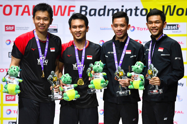 Ganda putra Indonesia Hendra Setiawan (kiri) dan Mohammad Ahsan (kedua kiri) bersama ganda putra Indonesia Fajar Alfian (kanan) dan Muhammad Rian Ardianto (kedua kanan) menunjukan medali emas dan perunggu usai saat prosesi penyerahan medali pada Kejuaraan Dunia Bulu Tangkis 2019 di St. Jakobshalle, Basel, Swiss.