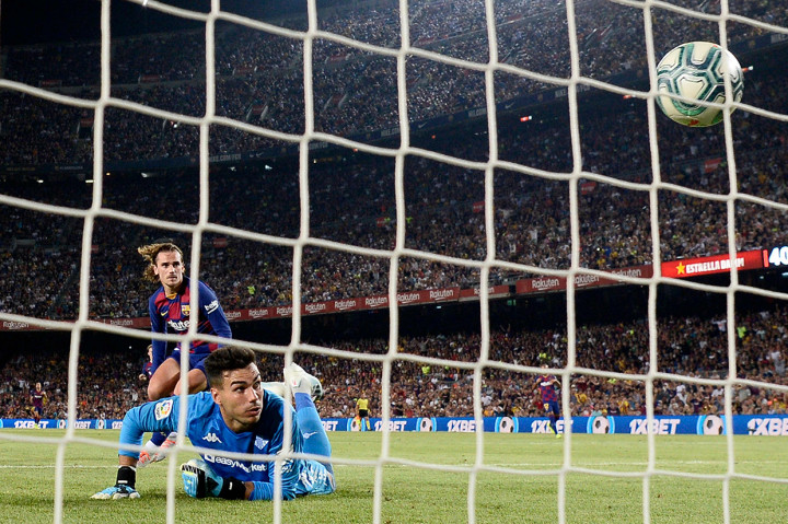 Namun, Barcelona menyamakan skor sebelum jeda lewat Griezmann.
