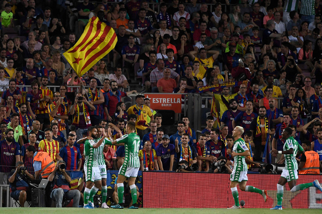 Betis yang tampil buruk di babak kedua akhirnya bisa menipiskan ketinggalan jadi 2-5 melalui melalui tendangan keras Lorenzo Moron ke pojok gawang dari luar kotak penalti pada menit ke-79.