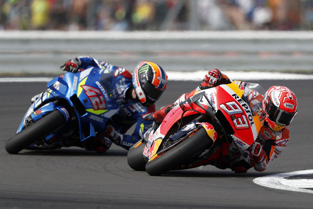 Pebalap Suzuki Ecstar, Alex Rins memenangi MotoGP Inggris usai mengalahkan Marc Marquez di garis finis.
