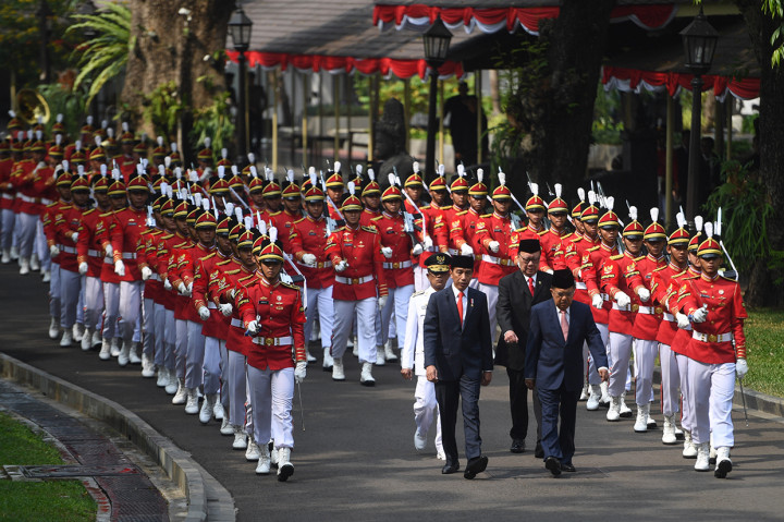 Sebelum dilantik, Jokowi menyerahkan petikan Keppres kepada Rusli Baco Dg Palabbi di Ruang Kredensial, Istana Merdeka. Usai menyerahkan petikan Keppres, Jokowi bersama Wapres Jusuf Kalla diikuti Mendagri Tjahjo Kumolo serta Rusli melakukan prosesi kirab dari Istana Merdeka menuju Istana Negara.