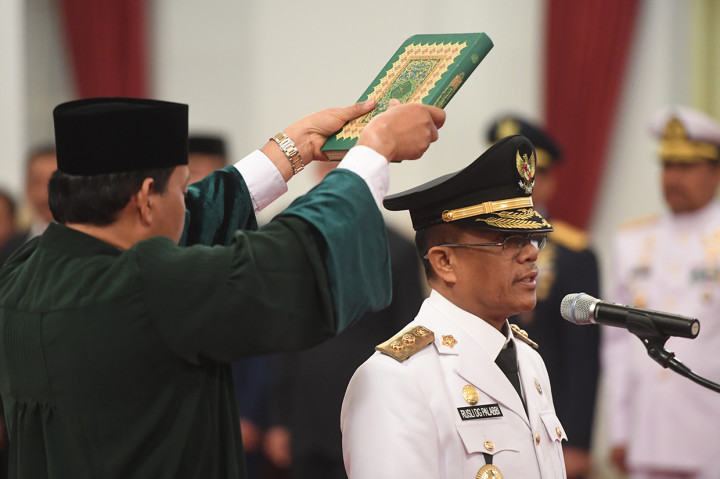 Calon Wakil Gubernur Sulawesi Tengah sisa masa jabatan 2016-2021 Rusli Baco Dg Palabbi disumpah saat pelantikan di Istana Negara, Jakarta.