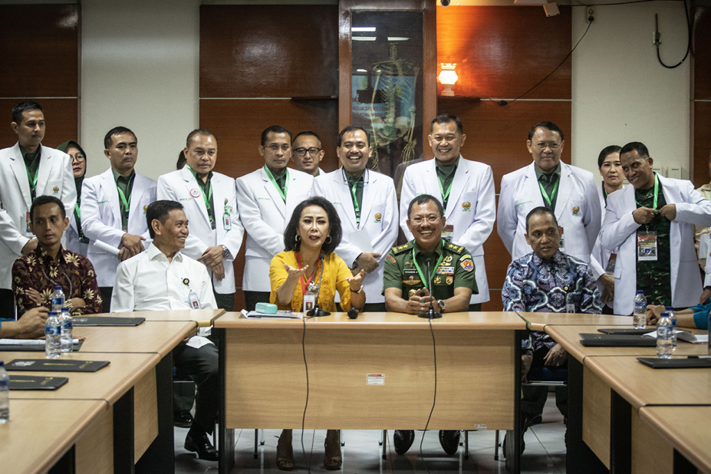 Ketua Pansel Capim KPK Yenti Garnasih (kelima kanan) bersama Kepala RSPAD Gatot Soebroto Mayjen TNI dr Terawan Agus Putranto (keempat kanan) membuka tes kesehatan Calon Pimpinan Komisi Pemberantasan Korupsi (Capim KPK) di RSPAD Gatot Soebroto, Jakarta.