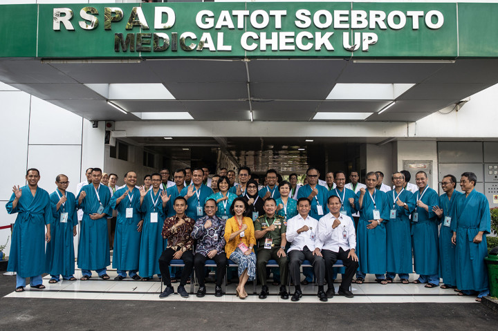 Ketua Pansel Capim KPK Yenti Garnasih (ketiga kiri bawah) bersama Kepala RSPAD Gatot Soebroto Mayjen TNI dr Terawan Agus Putranto (ketiga kanan bawah) berserta masing-masing jajaran dan 20 peserta tes kesehatan Calon Pimpinan Komisi Pemberantasan Korupsi (Capim KPK) berfoto bersama di RSPAD Gatot Soebroto, Jakarta.