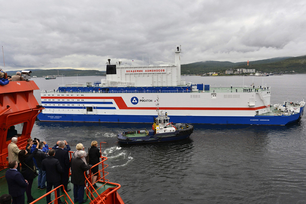 Akademik Lomonosov berlayar meninggalkan Murmansk. PLTN ini akan berlayar sejauh 5.000 km dari pelabuhan Murmansk, Kutub Utara ke Chukotka di timur jauh. 