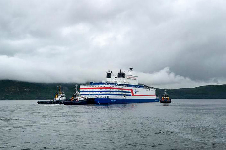 Namun Greenpeace memandang PLTN ini sangat berisiko jika dioperasikan pada lingkungan bercuaca buruk.