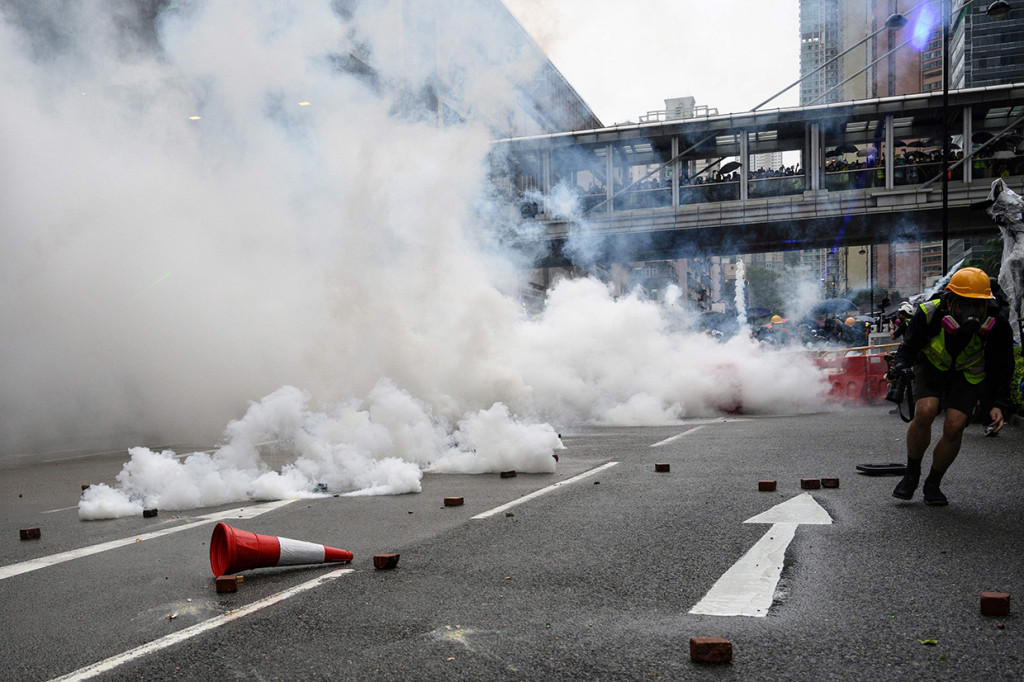 Demo pada hari Minggu ini disebutkan menjadi hari yang paling mencekam sepanjang gelaran aksi penolakan RUU Ekstradisi sejak Maret lalu. Afp Photo/Philip Fong